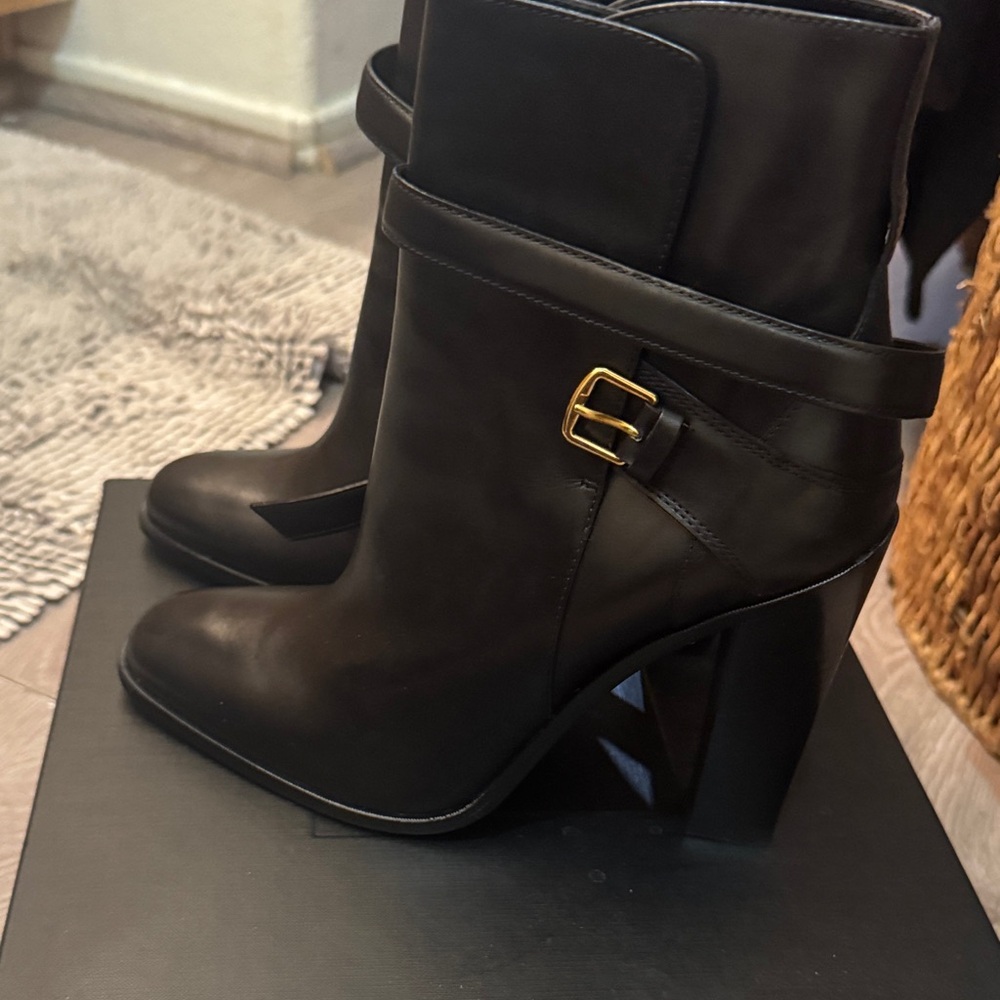Brand new in box! Saint Laurent Paris Elegant Black Ankle Boots